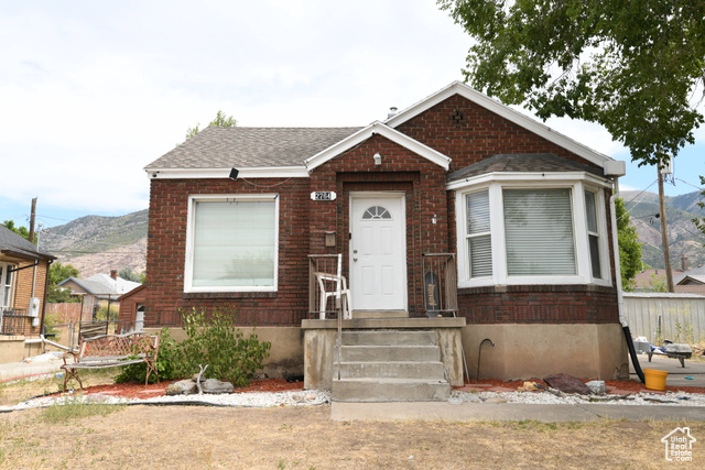 Photo 3 for MLS #2106424 at 2764 Fowler Ave
