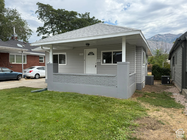 Photo 3 for MLS #2106678 at 3216 Ogden Ave