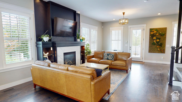 Photo 5 for MLS #2106810 at 4821 W Dock St