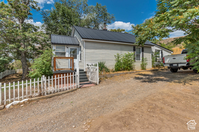 Photo 3 for MLS #2107094 at 1220 N Hillside Dr