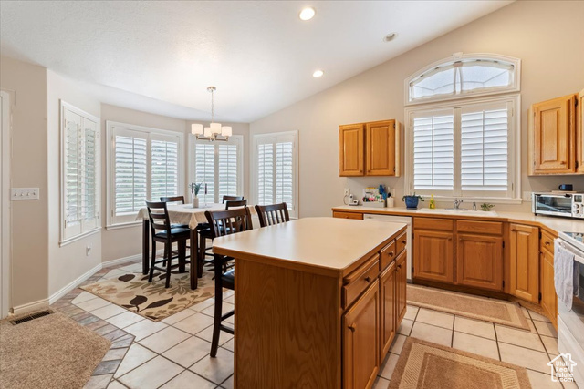 Photo 11 for MLS #2107131 at 561 E 2550 North