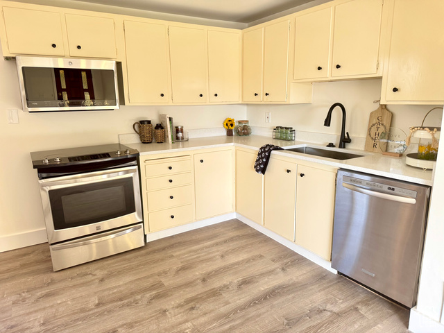 Photo 16 for MLS #2107184 at 1676 W Forbes Ave