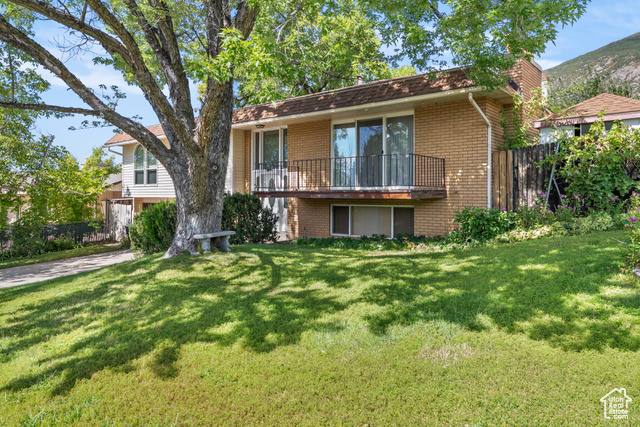 Photo 3 for MLS #2107196 at 247 Paulette Way