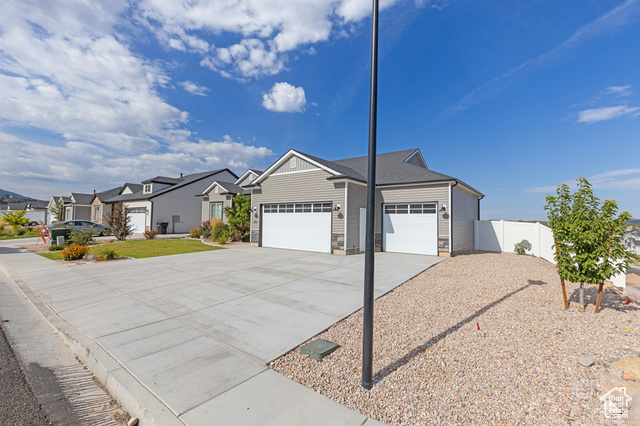 Photo 3 for MLS #2107230 at 203 N Strathmore Ln
