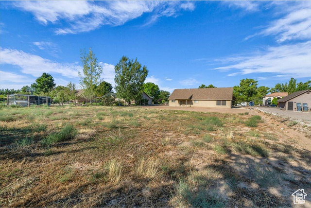 Photo 18 for MLS #2107260 at 1190 N Horsemans Park Dr