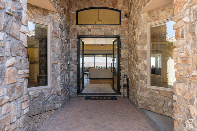 Photo 3 for MLS #2107623 at 1343 W Cambridge Ave #204