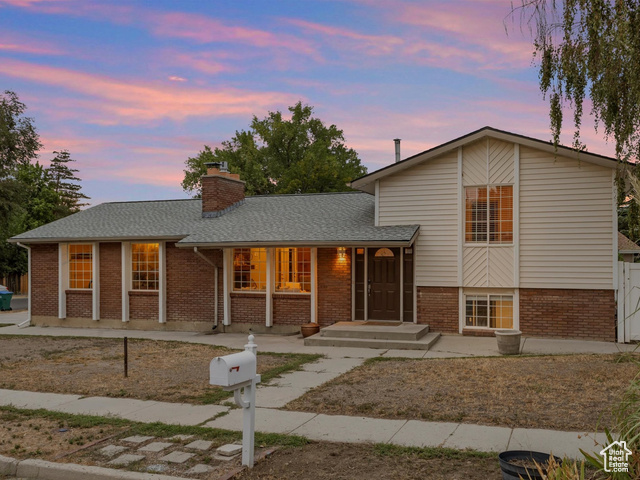 887 E CHARIOT DR, Sandy UT 84094