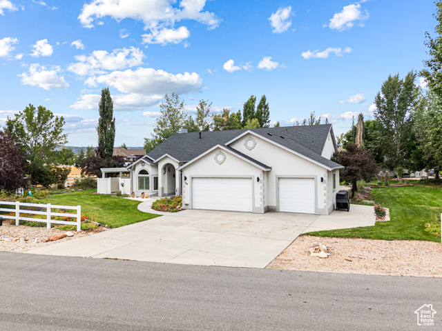 Photo 3 for MLS #2107889 at 605 W Aspen Rd
