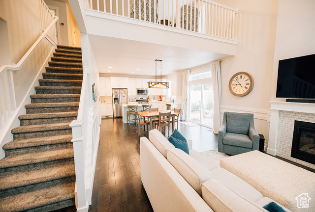 Photo 4 for MLS #2107903 at 246 N Glenwood Way