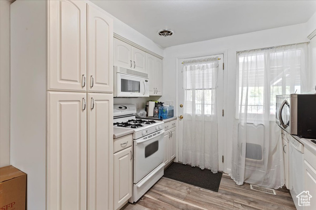 Photo 7 for MLS #2108119 at 896 E 40th St