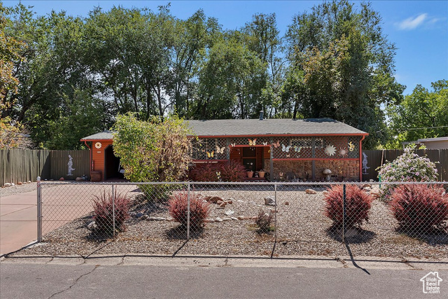 MLS #2109052 - 232 Barbara St