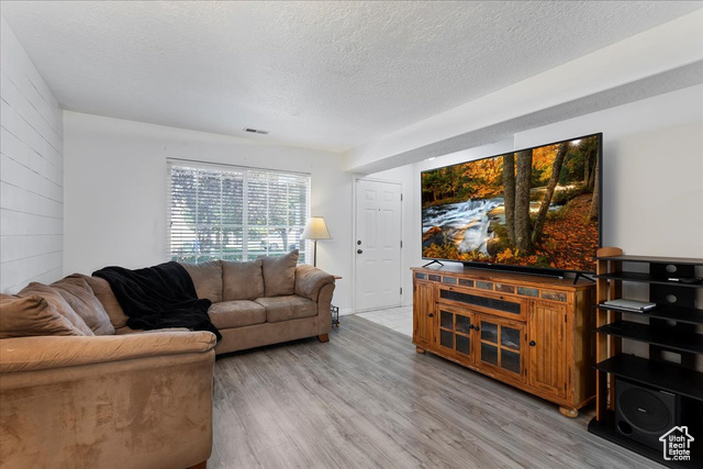 Photo 5 for MLS #2109658 at 1043 E Fort Ln