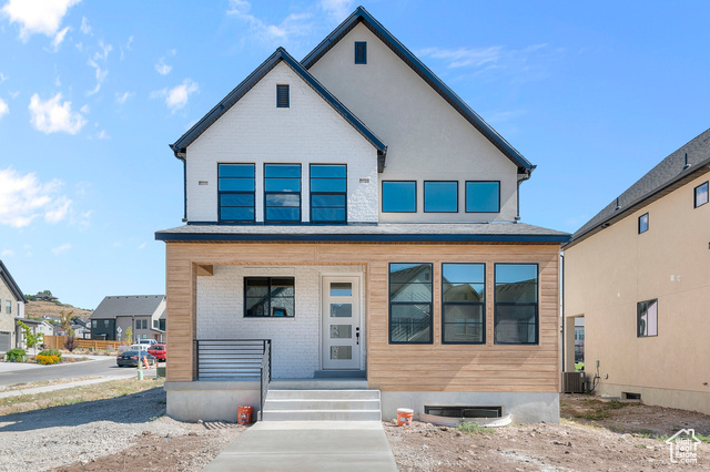 Photo 2 for MLS #2109749 at 1914 N Anderson Loop