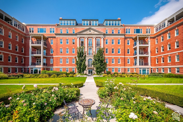 Photo 2 for MLS #2109964 at 400 E Capitol Park Ave #203