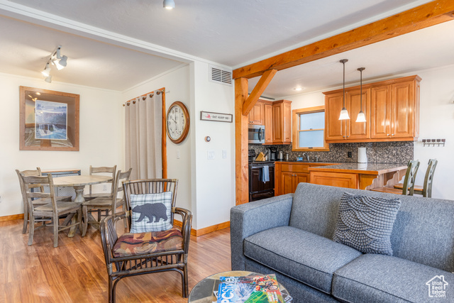 Photo 9 for MLS #2110171 at 1150 Empire Ave #33