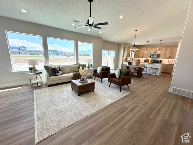 Photo 10 for MLS #2110260 at 634 E Cedar Ct