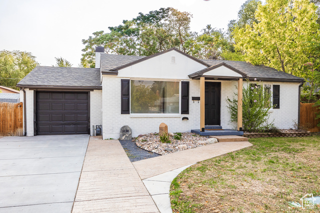 Photo 3 for MLS #2110360 at 1220 S Redwood Dr