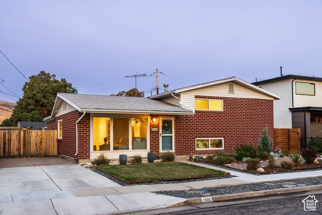MLS #2110595 - 1320 N Carousel St