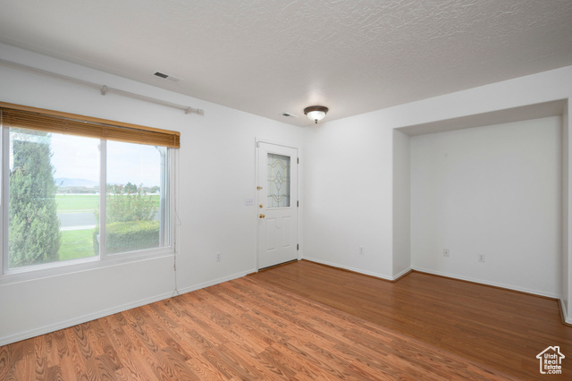 Photo 6 for MLS #2111059 at 5546 N Ardennes Way