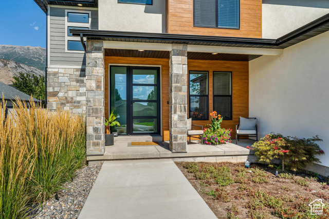 Photo 3 for MLS #2111445 at 578 N Locust Ave
