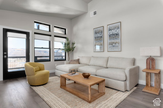 Photo 3 for MLS #2111777 at 1169 W Helling Cir #3-301