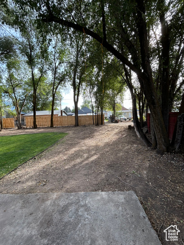 Photo 3 for MLS #2112219 at 511 E Douglas St