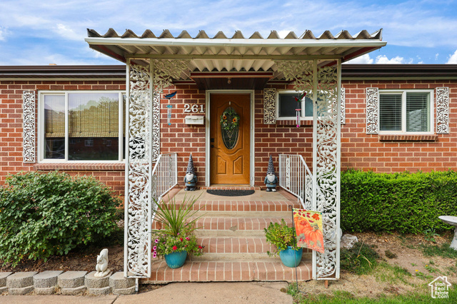 Photo 2 for MLS #2112923 at 261 Vanburen Ave