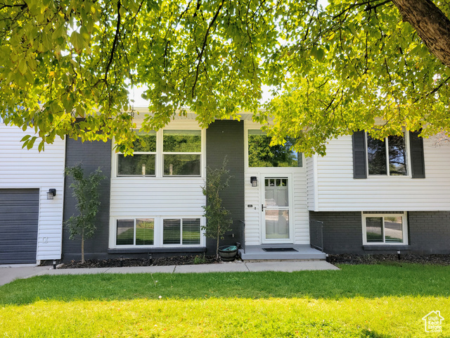 Photo 2 - 1100 E Webster Dr, Sandy UT 84094