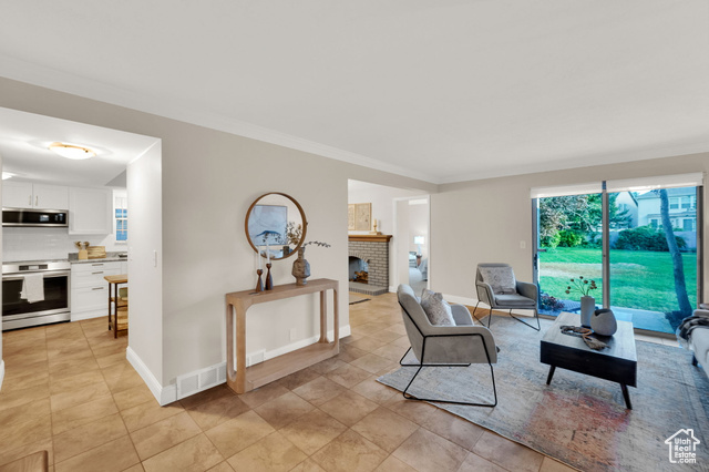 Photo 4 for MLS #2114682 at 1342 E Saxony Place