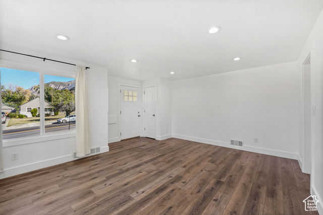 Photo 4 for MLS #2115586 at 1417 E 22nd St