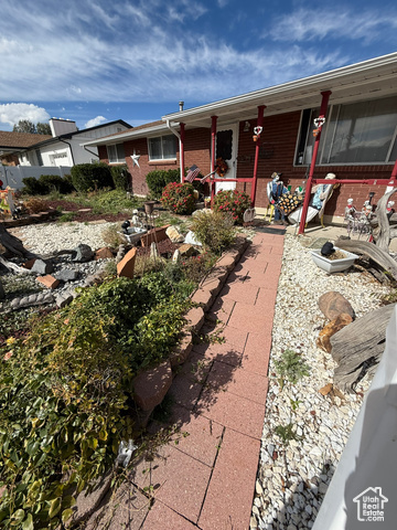 Photo 7 for MLS #2115710 at 2322 W Surrey Rd