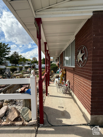 Photo 8 for MLS #2115710 at 2322 W Surrey Rd