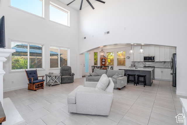Photo 8 for MLS #2115955 at 376 E Calgary