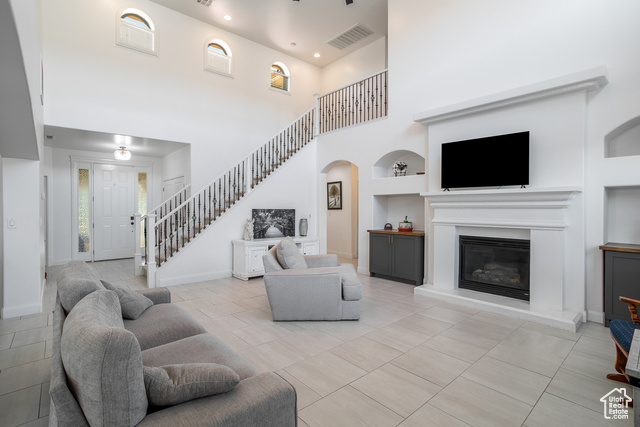 Photo 11 for MLS #2115955 at 376 E Calgary