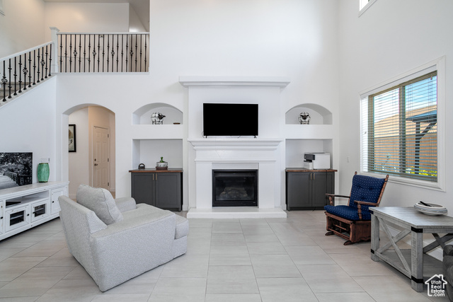 Photo 9 for MLS #2115955 at 376 E Calgary
