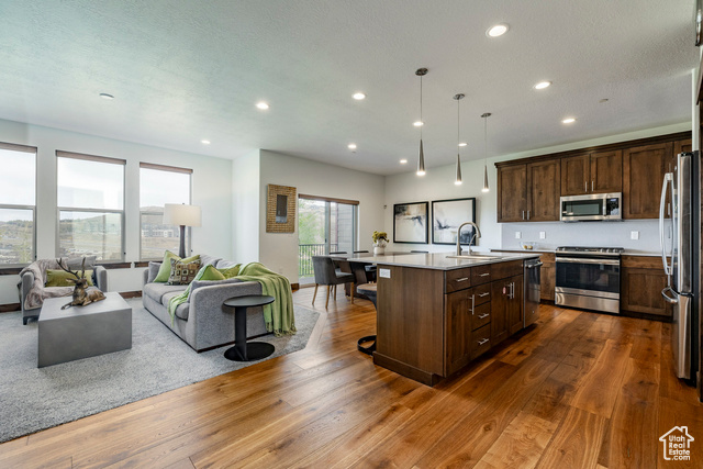 Photo 2 for MLS #2116119 at 924 W Abigail Dr