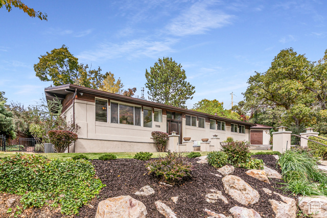 Photo 2 for MLS #2116143 at 2885 E Live Oak Cir