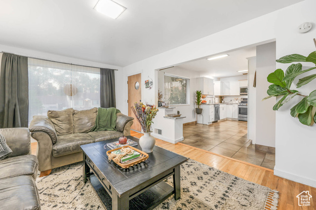 Photo 4 for MLS #2116166 at 409 W 5000 South