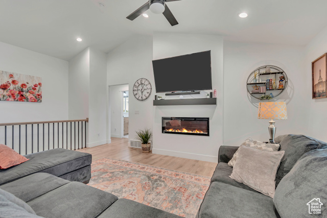 Photo 14 for MLS #2116192 at 255 E Ventura Blvd