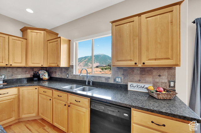 Photo 10 for MLS #2116242 at 923 E Absaroka Ct