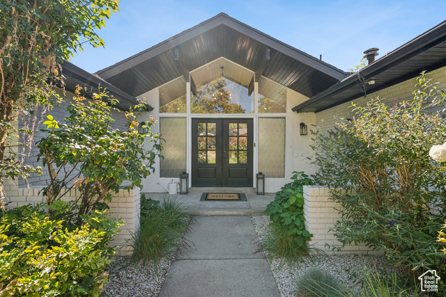 Photo 3 for MLS #2116266 at 3554 E Suniland Cir
