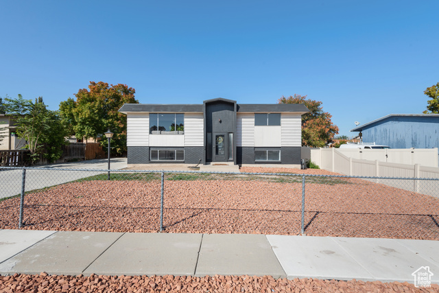 Photo 2 for MLS #2116286 at 3660 W Ashland Cir