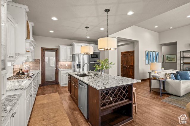 Photo 13 for MLS #2116356 at 587 W Bayhill Dr