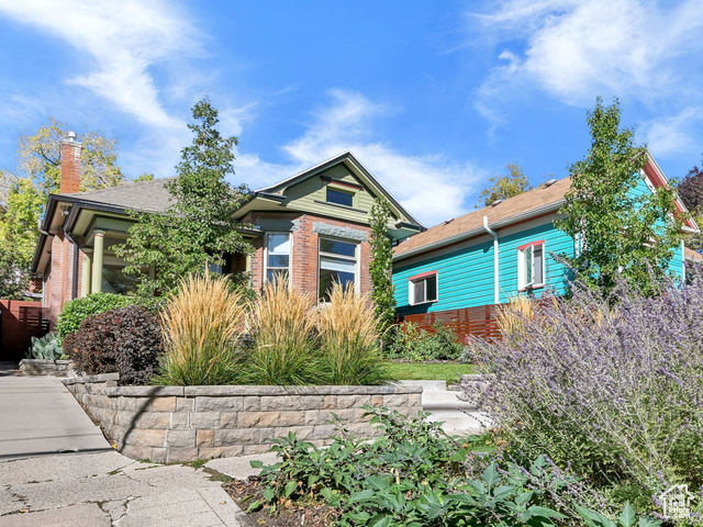 Photo 4 for MLS #2116368 at 681 E 4th Ave