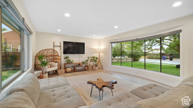 Photo 4 for MLS #2116787 at 2311 E Delia Dr