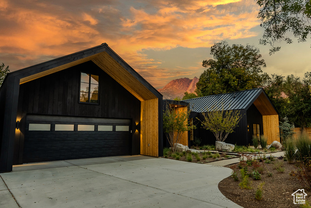 Photo 3 for MLS #2116826 at 2105 E Fardown Ave
