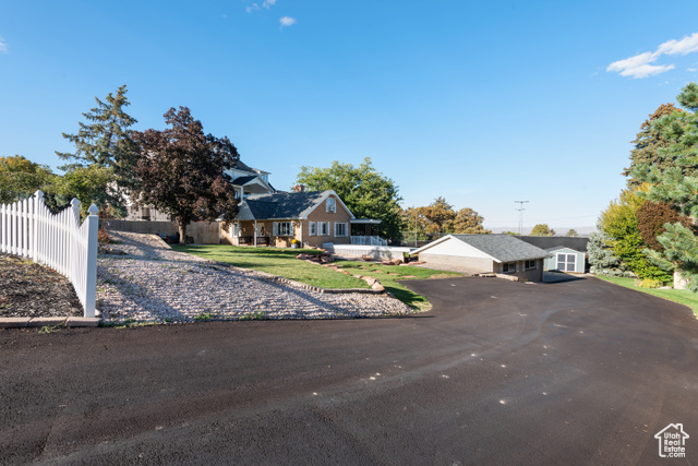 Photo 2 for MLS #2116867 at 914 E Lakeview