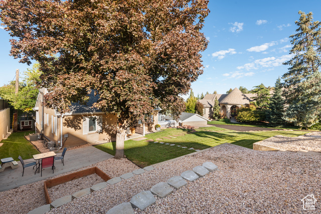 Photo 3 for MLS #2116867 at 914 E Lakeview