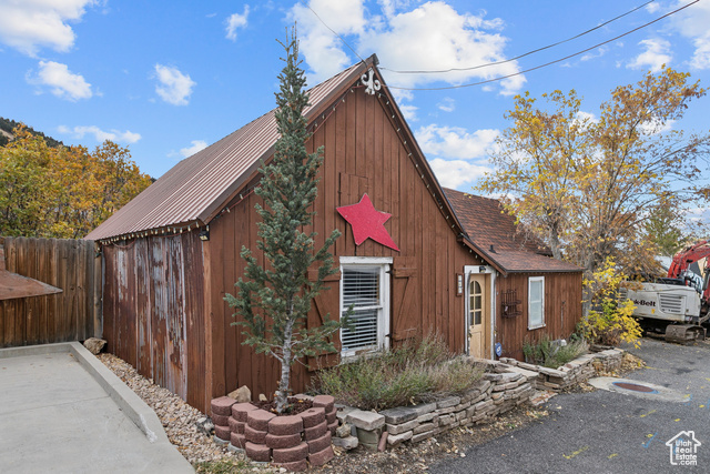 Photo 2 for MLS #2117354 at 156 Sandridge Ave
