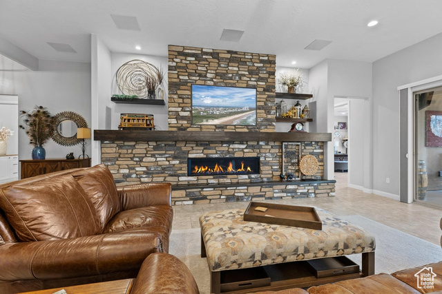 Photo 7 for MLS #2117395 at 2860 W Cliffhanger Dr